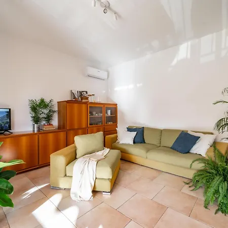 Golden 2 - Just Few Steps From The Appartamento