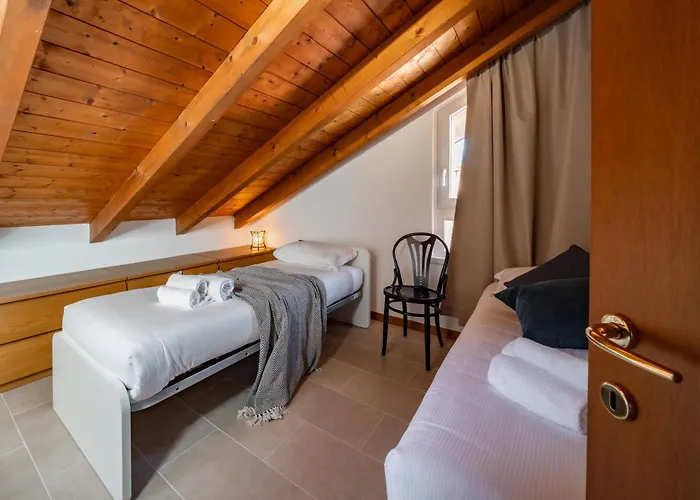 Golden 2 - Just Few Steps From The * דרביו