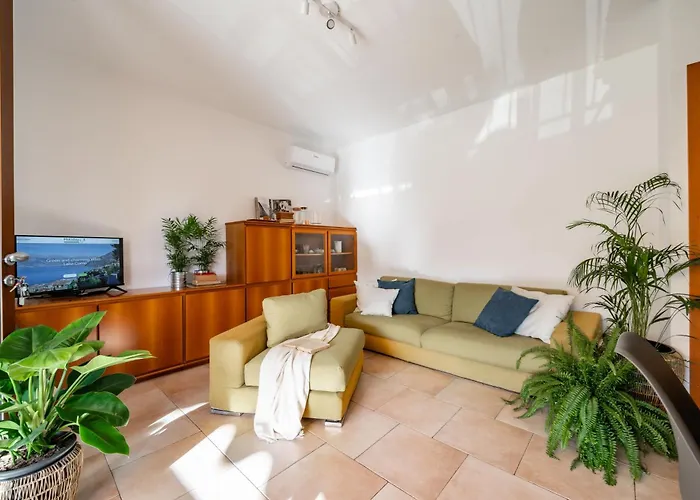 Golden 2 - Just Few Steps From The דירה