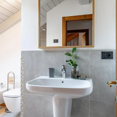 Golden 2 - Just Few Steps From The アパート *