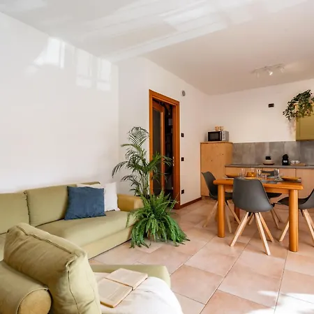 Golden 2 - Just Few Steps From The アパート